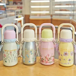 Süße florale Edelstahl Thermosflasche mit tragbarem Griff für den Alltag geeignet.