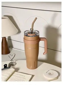 Detailed view of the large capacity stainless steel insulated tumbler with handle, straw and lid.
