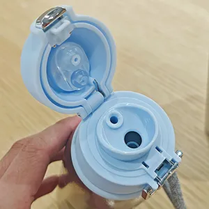 Bouteille d'eau isotherme en titane pur léger avec un couvercle à double buse pour le quotidien.