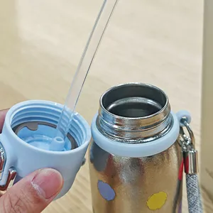 Vue détaillée de la bouteille isotherme en titane pur léger avec couvercle à paille.