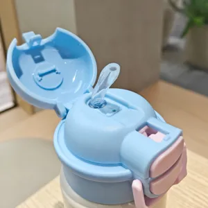 Edelstahl Thermosflasche Detailansicht mit blauem Klappdeckel und Silikontrinkhalm.