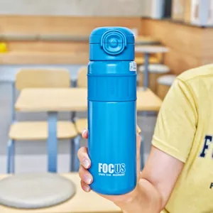 Botella de agua aislada al vacío de acero inoxidable azul, detalle de taza deportiva.