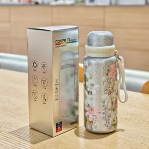 Squisito thermos sottovuoto floreale rivestito in titanio da 800 ml per donne, elegante tazza da tè.