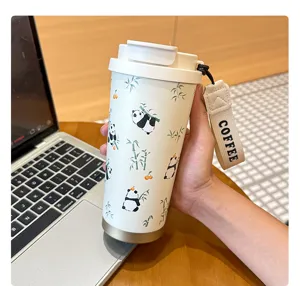 Vue de détail de la tasse à café isotherme en acier inoxydable avec motif panda et lanière.