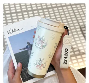 Tasse à café en acier inoxydable avec motif de cerf et sangle, vue détaillée du produit.