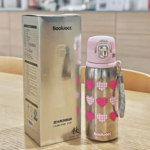 Vue de détail de la bouteille d'eau isotherme en pur titane Baoluocc 380ml cœur rose.