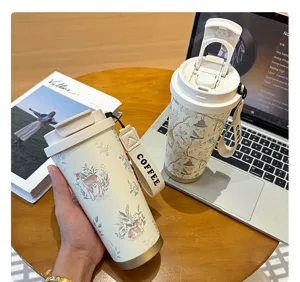 Gobelet à café en acier inoxydable avec imprimé floral de cerf et sangle, design.
