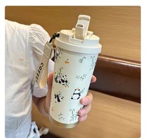 Vue détaillée de la tasse à café portable en acier inoxydable avec motif panda et sangle.