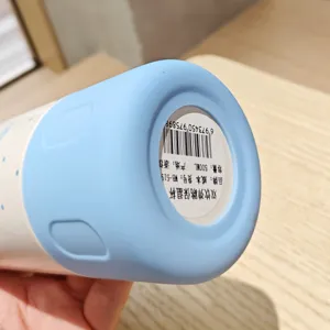 Edelstahl Vakuum isolierte Wasserflasche Unterseite Detail mit blauer Silikonkappe