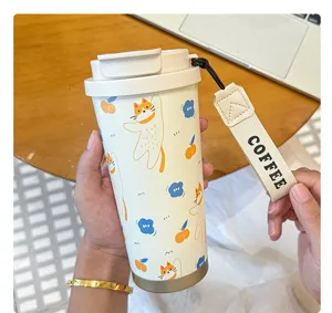 Tasse à café isotherme en acier inoxydable portable avec motif de chat mignon et sangle pratique.