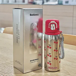 Bouteille isotherme légère en titane pur avec joli motif de cerises et lanière pratique.