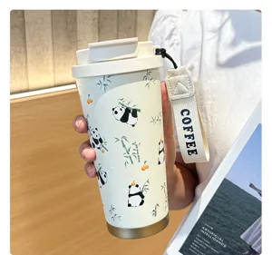 Vue de détail en gros plan de la tasse à café thermique en acier inoxydable avec motif panda.