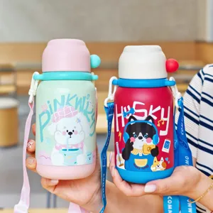 Detailaufnahme des süßen Cartoon Edelstahl Kinder-Trinkbechers mit Strohhalm und Gurt.