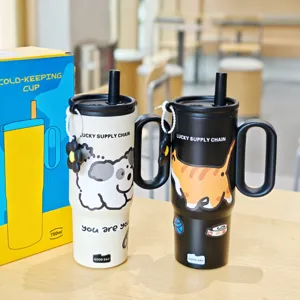 Großer 750ml Edelstahl-Isolierbecher mit zwei Griffen und Strohhalm für den täglichen Gebrauch.