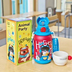 Edelstahl Kinder Trinkhalm Flasche Detailansicht, süßes Cartoon Design mit Gurt und Becher.