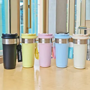 Tragbarer Edelstahl-Vakuum-Kaffeebecher mit vertikalen Streifen und Doppeltrinkdeckel.