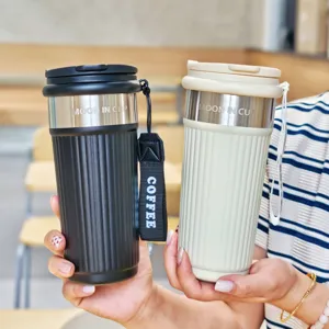 Edelstahl Vakuum Kaffeetasse Set mit vertikalen Streifen, Tragegurt und Doppeltrinken.