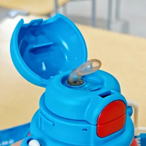 Detailansicht der Edelstah Kinderflasche mit Strohhalm und offenem blauen Verschlussdeckel.