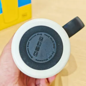 Edelstahl Vakuum Becher Detailansicht mit rutschfester Basis und Pflegehinweisen.