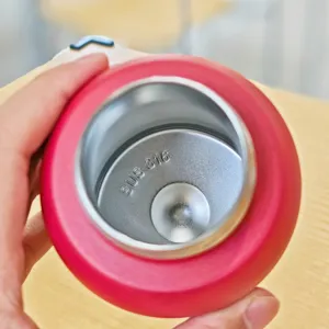 Detailansicht des Edelstahl-Kinderwasserbechers, sicheres 316er Material, tragbarer Thermobecher.