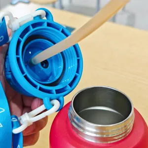 Detailansicht der blauen Edelstahl Kinder Trinkflasche mit Strohhalm und Verschluss