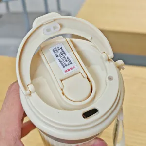 Tragbarer isolierter Kaffeetassen-Deckel Detailansicht mit doppelten Trinköffnungen