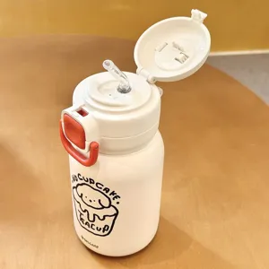 Bouteille isotherme en acier inoxydable pour enfants avec paille et couvercle détail.