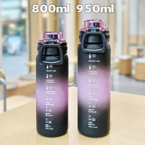 Vista dettagliata della grande borraccia sportiva sfumata in plastica opaca con indicatori orari.