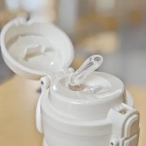 Vista detallada de la tapa pop de botella termica de acero inoxidable blanco con pajita.
