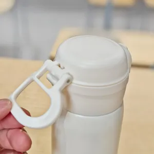 Botella de agua térmica de acero inoxidable portátil con tapa pop y asa detalles