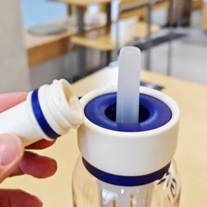 Gourde de sport portable avec paille vue detaillee en Tritan avec couvercle bleu.