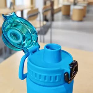 Dettaglio borraccia sportiva portatile che mostra tappo e beccuccio, plastica.