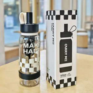 Gros plan détaillé sur l'élégante bouteille d'eau de sport de 750ml avec paille en noir et blanc.