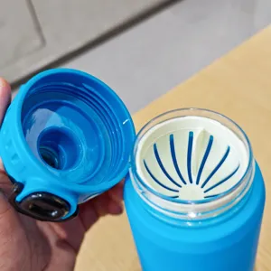 Vista dettagliata della borraccia sportiva in plastica con filtro interno e tappo aperto.