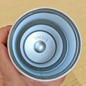 Borraccia termica in acciaio inossidabile vista interna dettaglio marcatura materiale.
