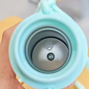 Primer plano detallado del interior del termo de acero inoxidable de gran calidad.