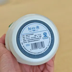 Vista dettagliata del fondo della tazza termica in acciaio inossidabile con specifiche chiare.