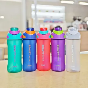 Colorata borraccia sportiva di grande capacità con cannuccia e manico per fitness e outdoor.