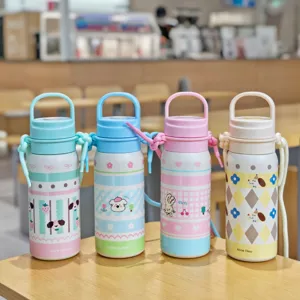 Botella térmica de acero inoxidable con bonito estampado de dibujos animados y correa.