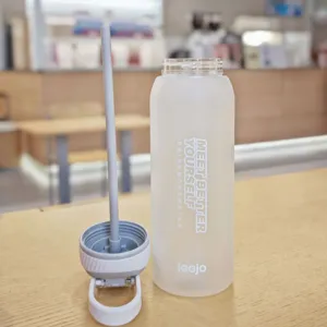 Grande capacita bottiglia d'acqua in plastica opaca con cannuccia per sport all'aperto.