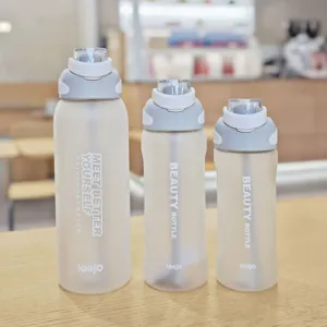 Vista dettagliata della borraccia in plastica satinata con cannuccia per lo sport.