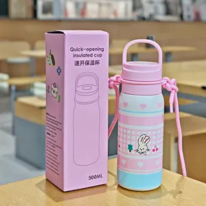 Vista detallada de la botella térmica rosa de 500ml con diseño de conejo y correa de mano.