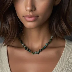 Collana girocollo con pietre naturali irregolari, perline di cristallo colorate estate.