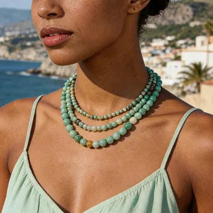 Collana girocollo multistrato con perline di pietra naturale boho da donna elegante.