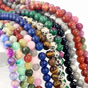 Dettaglio perle tonde in pietre naturali, perle colorate assortite per gioielli fai da te.