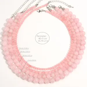 Dettaglio ravvicinato della collana di perle in quarzo rosa con dimensioni da 0,4 a 1 cm.