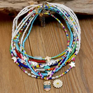 Collana girocollo bohémien multistrato di perline colorate con ciondoli carini e lettere.