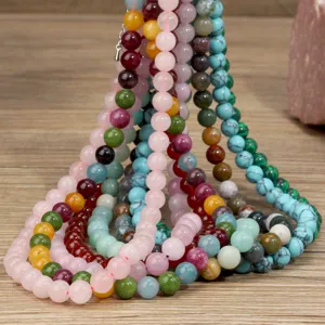 Collana di perle in pietra naturale colorata boho gioielli in pietre preziose vista di dettaglio