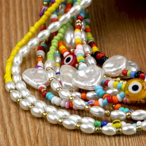 Primo piano dettagliato della collana multistrato con perline colorate in stile boho donna.