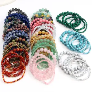 Detail van natuurstenen kralenarmband met kleurrijke kristallen en mooie agaten.